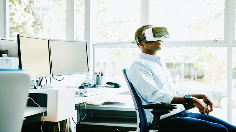 Virtuaalitodellisuustyökaluja työssään käyttävä mies